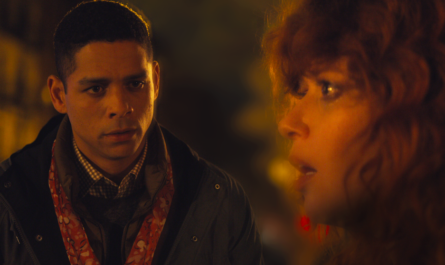 Alan (Charlie Barnett) e Nadia (Natasha Lyonne) em Russion Doll