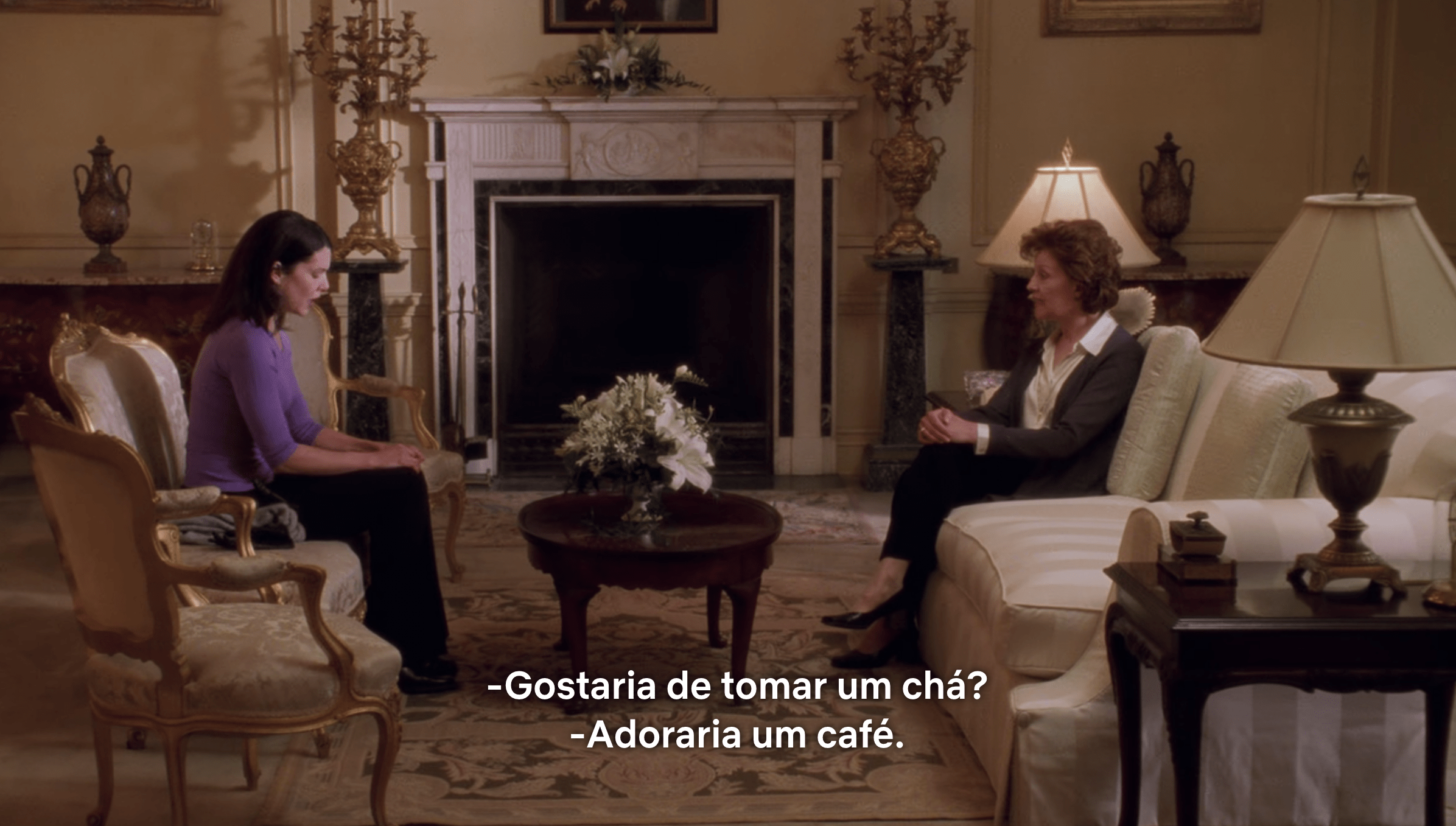 Emily oferece chá a Lorelai, que pede um café