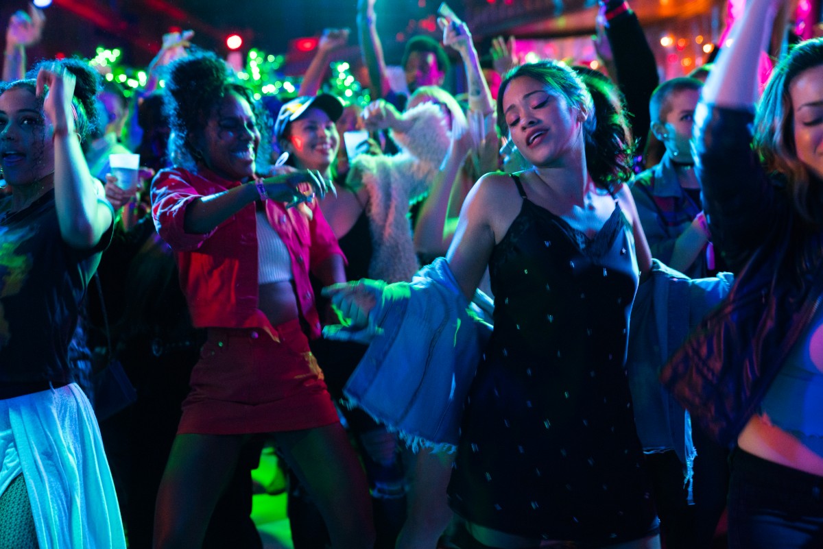 Gina Rodriguez dançando no filme Alguém especial