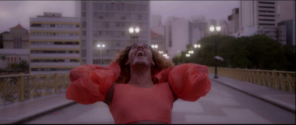 Liniker cantando nas ruas de São Paulo no clipe Intimidade