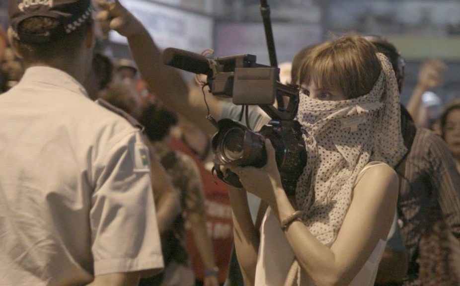 Petra Costa com a câmera em Democracia em Vertigem