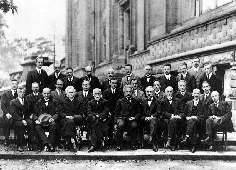Marie Curie - única mulher na imagem da 5ª Conferência de Solvay, em Bruxelas (Bélgica), em 1927